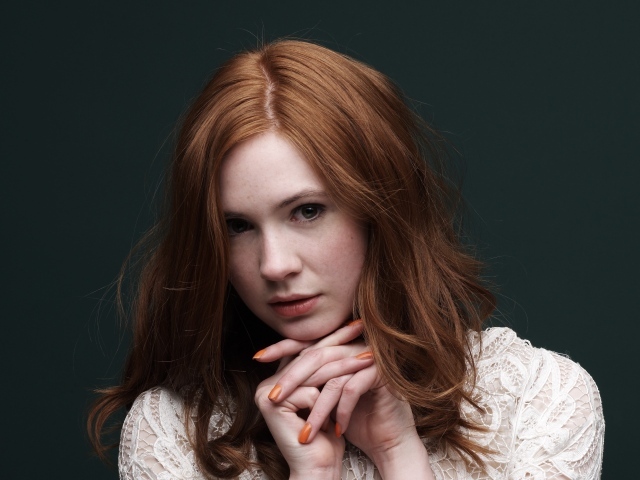 Рыжеволосая актриса Карен Гиллан на сером фоне