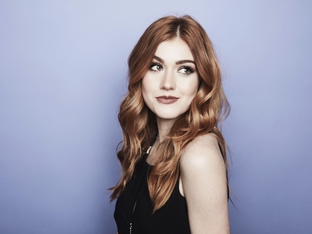 Рыжеволосая актриса Кэтрин Макнамара на сером фоне