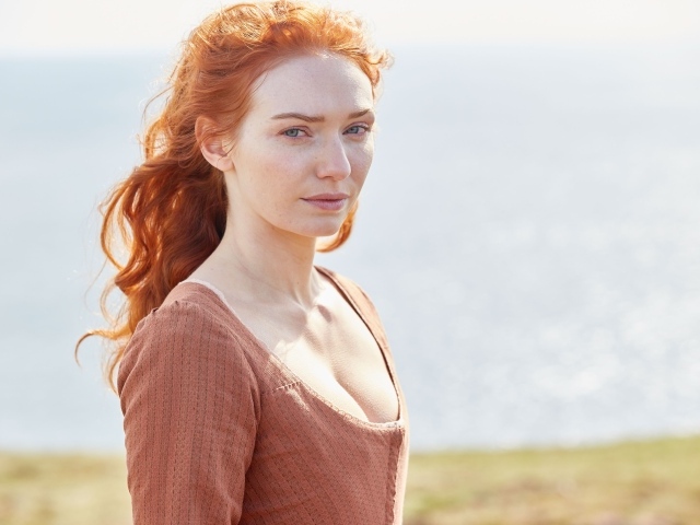 Рыжеволосая девушка, актриса Элеонор Томлинсон