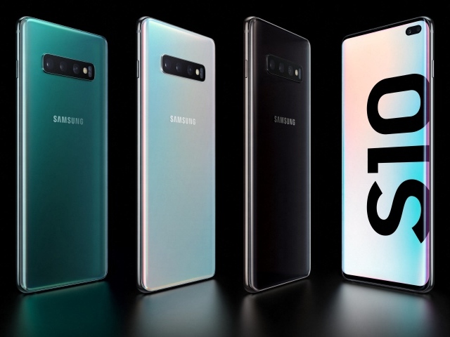 Смартфоны Samsung Galaxy S10 на черном фоне