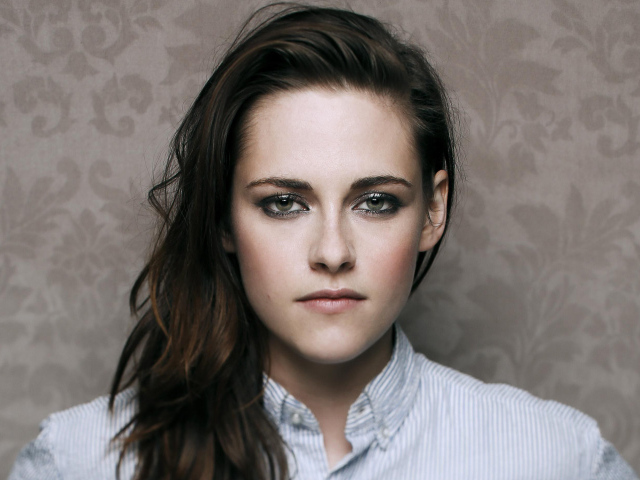 Серьезная девушка, актриса Кристен Стюарт крупным планом