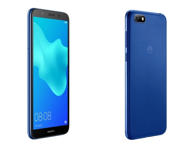 Смартфон Huawei Y5 Prime 2018 синего цвета на белом фоне