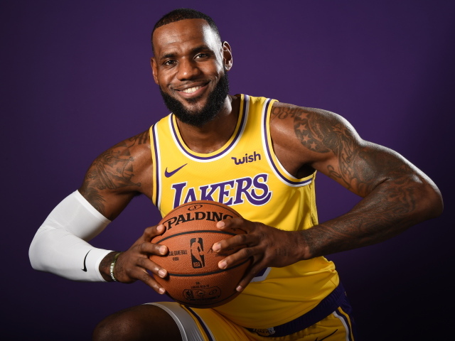 Улыбающийся баскетболист Леброн Джеймс с мячом
