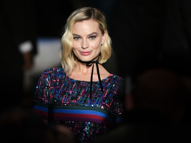 Улыбающаяся блондинка, актриса Марго Робби