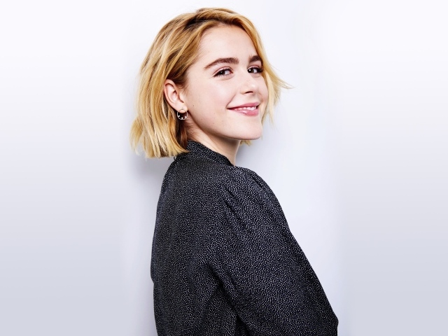 Улыбающаяся блондинка с короткой стрижкой, актриса Кирнан Шипка