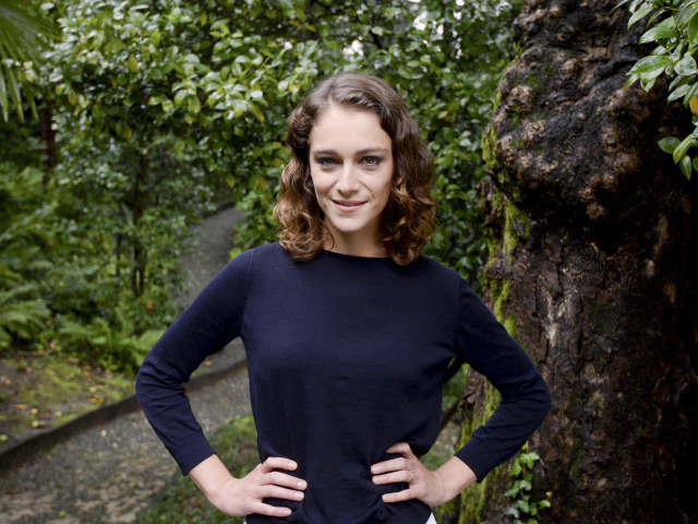 Улыбающаяся девушка, актриса Ариана Лабед