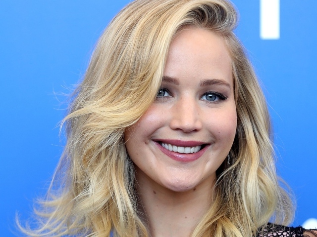 Улыбающаяся девушка, актриса Дженнифер Лоуренс лицо крупным планом