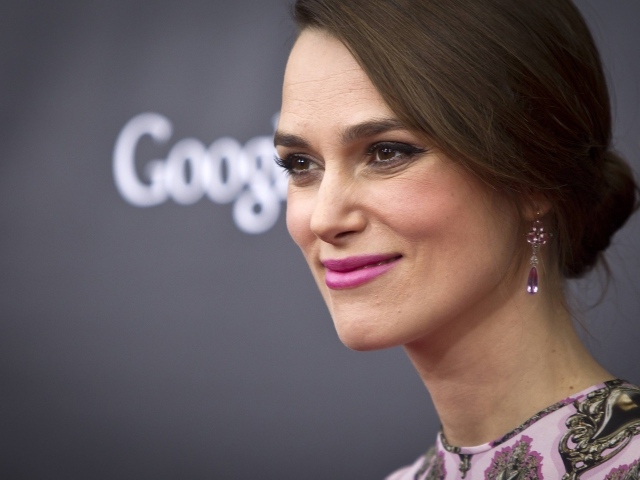 Улыбающаяся девушка, актриса Кира Найтли