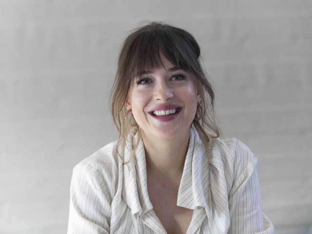 Улыбающаяся девушка актриса Дакота Джонсон в рубашке