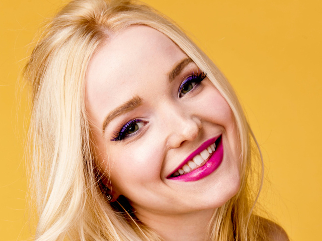 Улыбающаяся девушка актриса Дав Кэрон на желтом фоне крупным планом