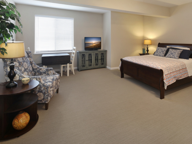 Просторная спальня с большой деревянной кроватью 