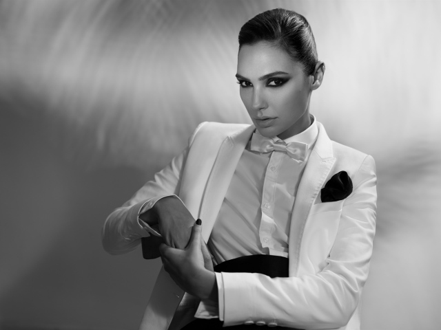 Стильная актриса Галь Гадот в костюме черно белое фото