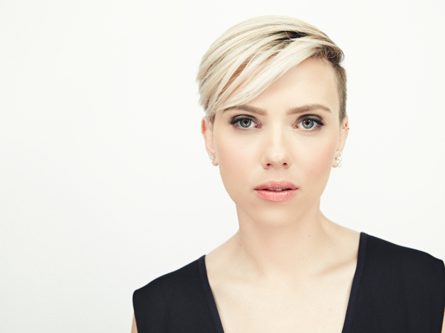 Стильная блондинка, актриса Скарлетт Йоханссон на белом фоне