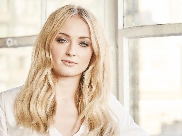 Стильная блондинка, актриса Софи Тёрнер у окна 