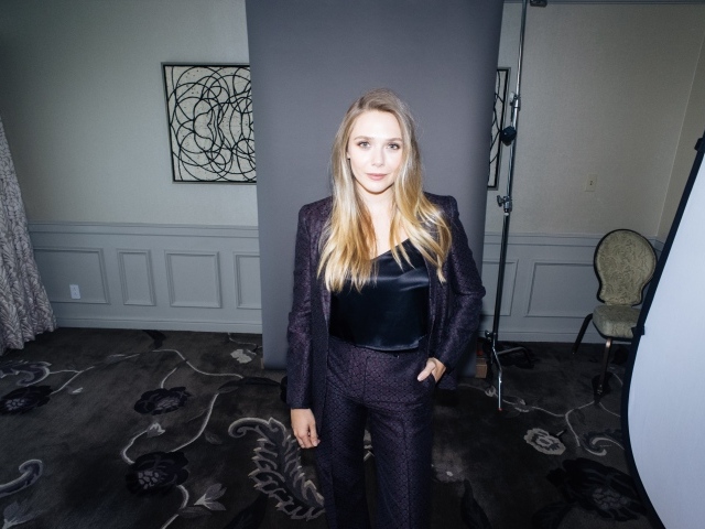 Стильная девушка, актриса Элизабет Олсен в костюме