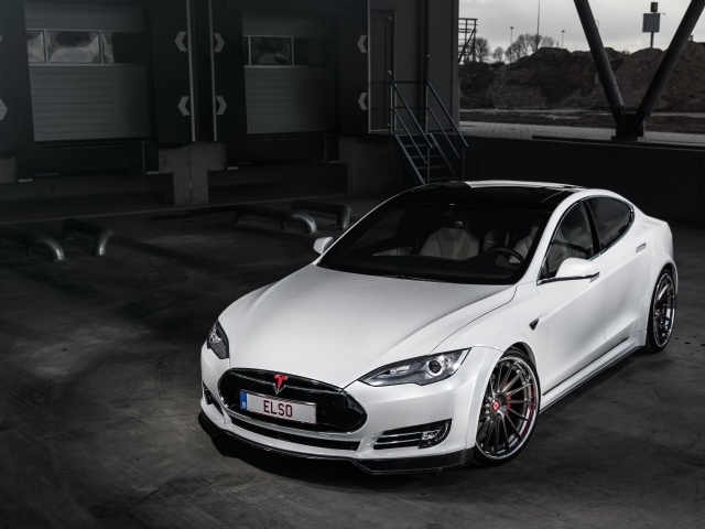 Белый автомобиль Tesla Model S 
