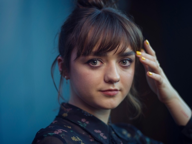 Молодая актриса Мэйси Уильямс с рукой у лица