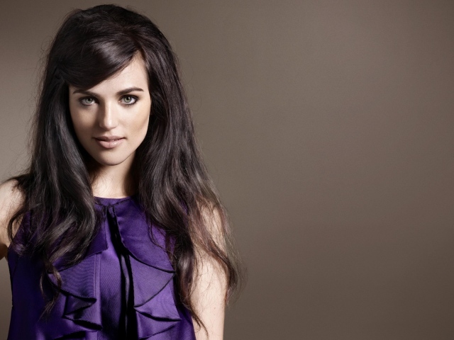 Молодая длинноволосая брюнетка, актриса Кэти Макграт в фиолетовом платье 