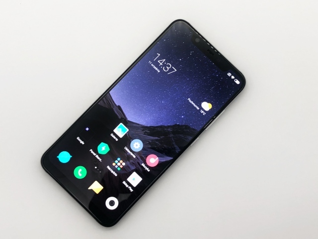 Новый черный смартфон Xiaomi Mi 8 на сером фоне