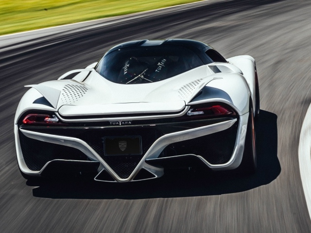 Спортивный автомобиль SSC Tuatara, 2019 года на трассе