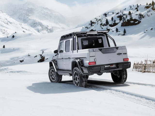 Автомобиль Brabus 800 Adventure XLP 2020 года в заснеженных горах 