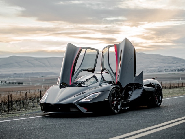 Спортивный автомобиль SSC Tuatara, 2020 года с открытыми дверями