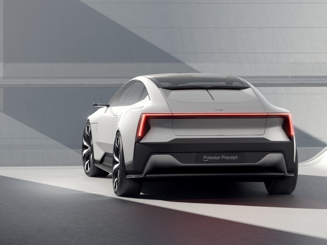 Серебристый автомобиль Polestar Precept 2020 года на фоне серой стены