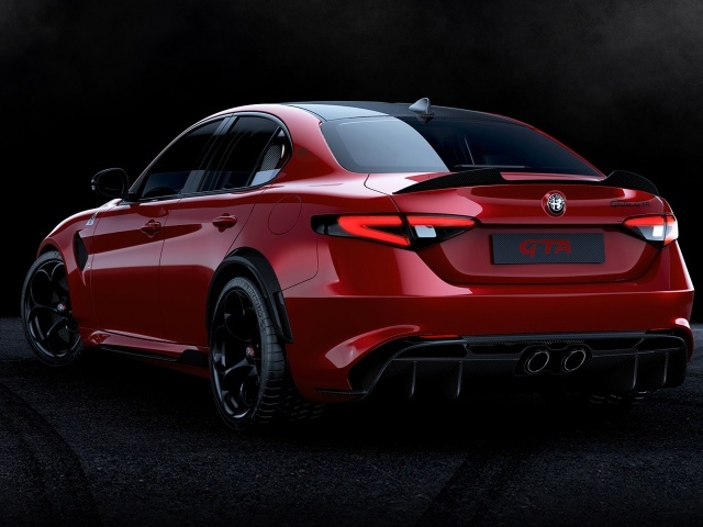 Красный автомобиль Alfa Romeo Giulia GTA 2020 года вид сзади