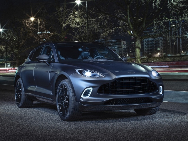 Автомобиль Aston Martin DBX Q Concept 2020 года с включенными фарами