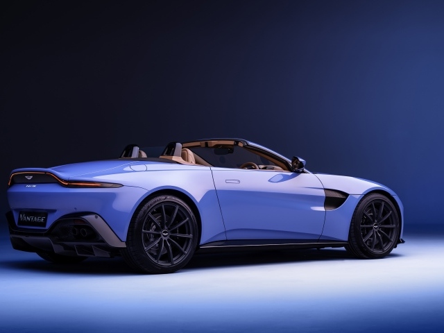 Автомобиль Aston Martin Vantage Roadster 2020 года вид сзади