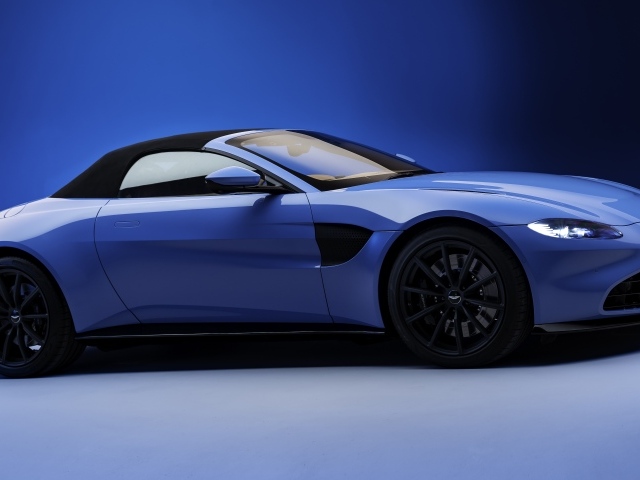 Синий автомобиль Aston Martin Vantage Roadster 2020 года 