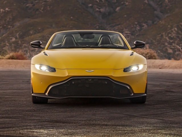 Автомобиль  Aston Martin Vantage Roadster, 2021 года с включенными фарами