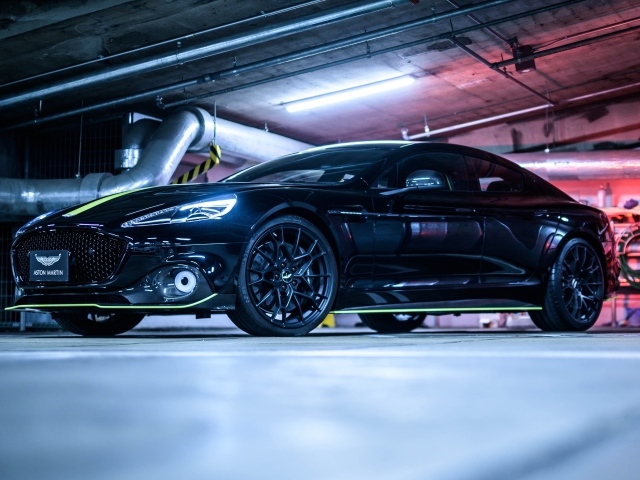 Черный автомобиль Aston Martin Rapide AMR в гараже