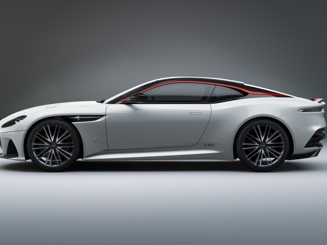 Серебристый автомобиль Aston Martin DBS Superleggera 2019 года вид сбоку