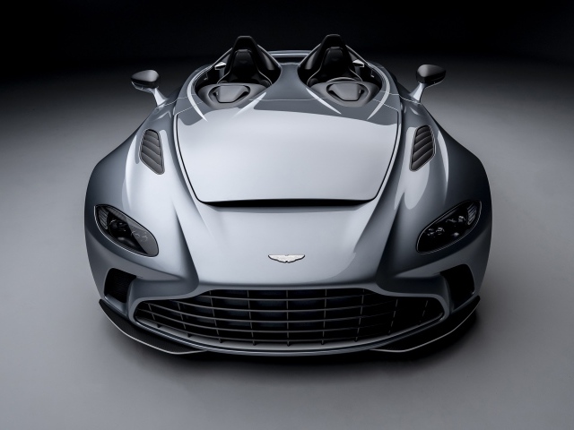 Серебристый автомобиль Aston Martin V12 Speedster 2020 года на сером фоне