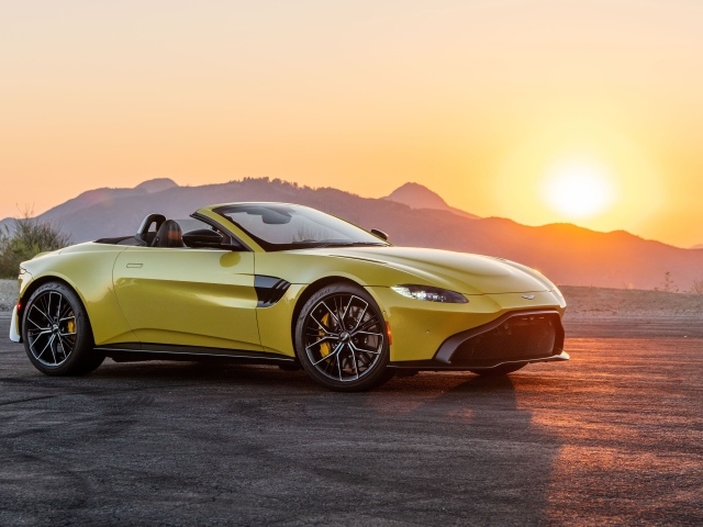Желтый автомобиль  Aston Martin Vantage Roadster, 2021 года на закате