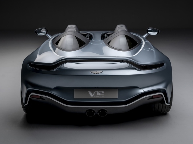 Автомобиль Aston Martin V12 Speedster 2020 года на сером фоне вид сзади