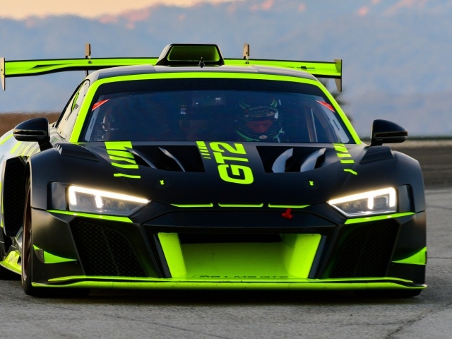 Гоночный автомобиль Audi R8 LMS GT2, 2020 года на трассе 