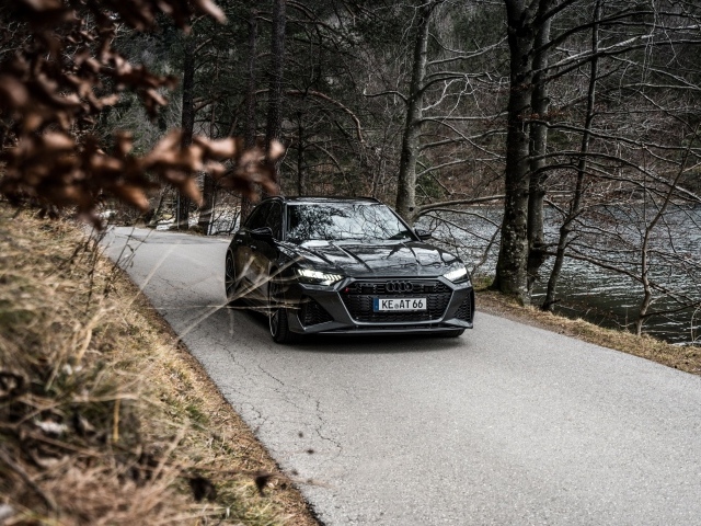 Автомобиль Audi RS 6 Avant 2020 года едет по дороге 