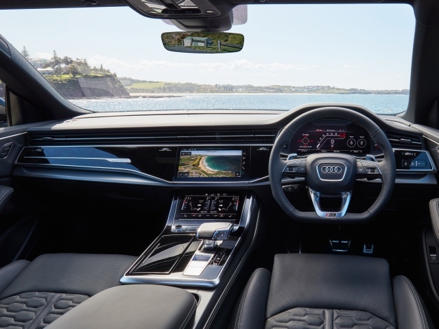 Черный кожаный салон автомобиля Audi RS Q8 2020 года 