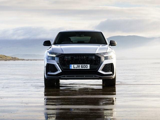 Автомобиль Audi RS Q8 2020 года вид спереди