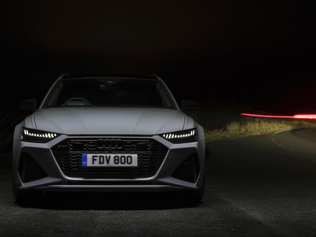 Серебристый автомобиль Audi RS 6 Avant 2020 года 