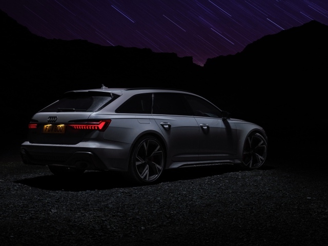 Серебристый автомобиль Audi RS 6 Avant 2020 года ночью 