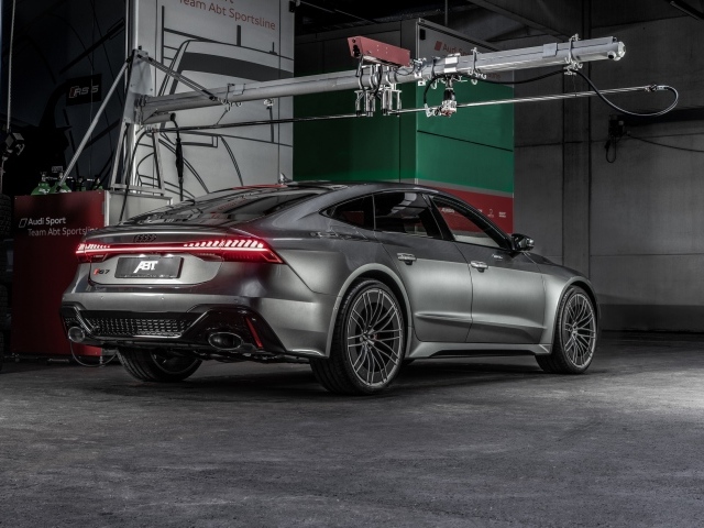 Серебристый автомобиль  Audi RS 7 Sportback 2020 года вид сзади