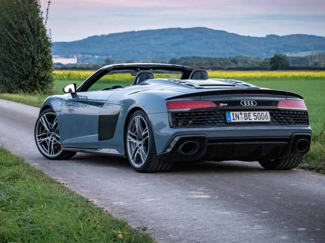 Кабриолет Audi R8 V10 вид сзади