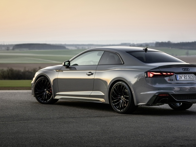 Автомобиль Audi RS 5 Coupe вид сзади 