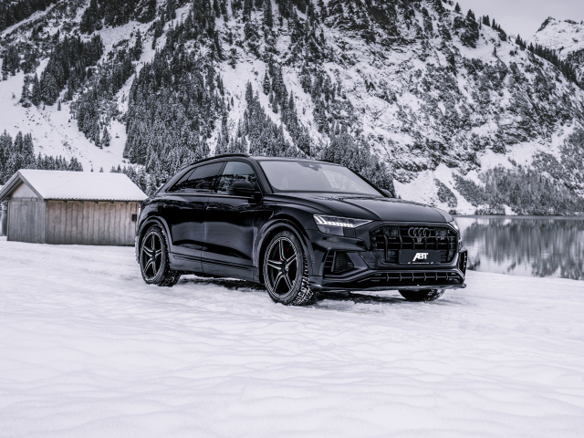 Черный автомобиль Audi ABT SQ8 TDI, 2019 года на фоне заснеженных гор