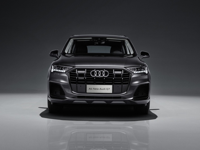 Черный автомобиль Audi Q7 55 TFSI Quattro S Line 2020 года вид спереди