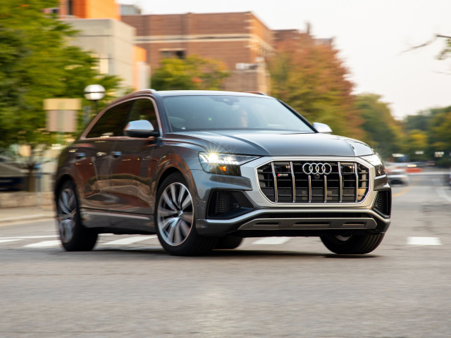 Черный автомобиль Audi SQ8 TFSI, 2020 года на дороге