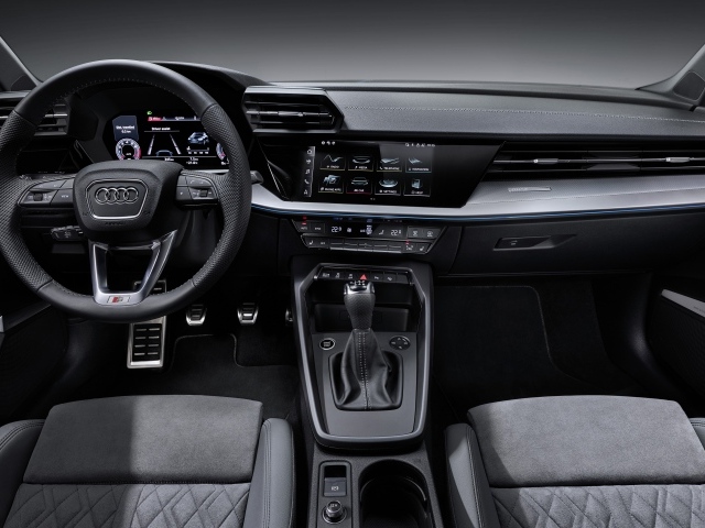 Черный кожаный салон автомобиля Audi A3 Sportback 35 TFSI 2020 года 